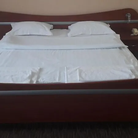 Izumrud فندق أوزهورود